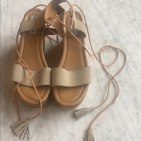 Steve Madden wrap around tassel sandals - Picture 2 of 4